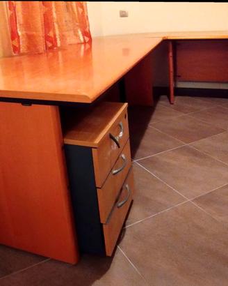 Scrivania angolare in legno noce chiaro