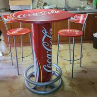 Tavolo e sgabelli coca cola