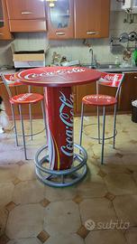 Tavolo e sgabelli coca cola