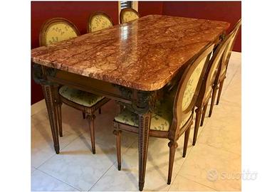 tavolo antico con sedie