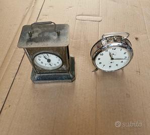orologio sveglia e monete