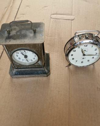 orologio sveglia e monete