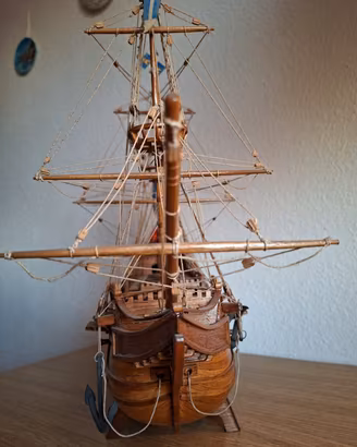 nave roter Lowe  