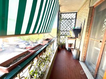 Ampio trilocale con 2 balconi, ascensore e soffitt