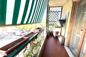 Ampio trilocale con 2 balconi, ascensore e soffitt