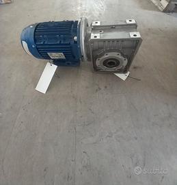 Motore trifase 1,5kW + Riduttore a vite i=64