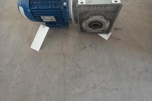 Motore trifase 1,5kW + Riduttore a vite i=64