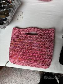 Borsa rosa con paillettes fatta all’uncinetto