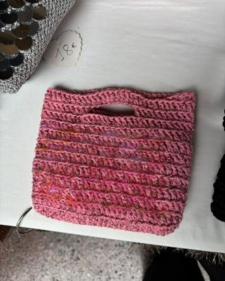 Borsa rosa con paillettes fatta all’uncinetto