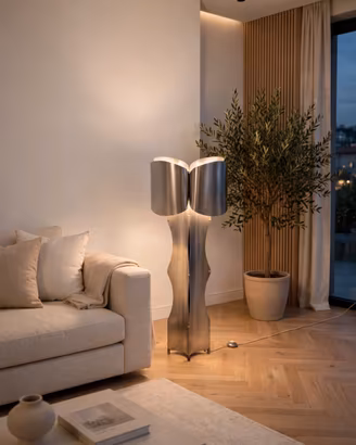 Lampada da terra scultorea in acciaio 