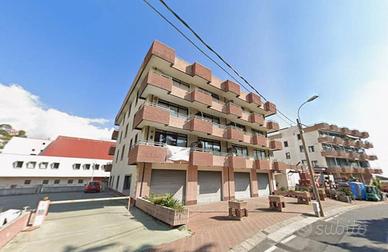 Immobile in asta di 85 m² con 4 locali e box auto 