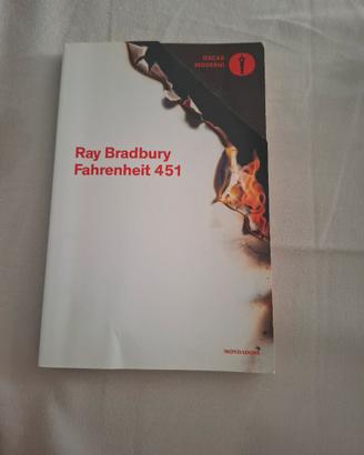 Fahrenheit 451 di Ray Bradbury (Mondadori)