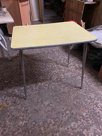 Tavolo in formica anni ‘60 giallo