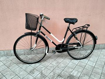 Bicicletta da 26 nera e beige torpado con cesto