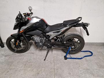 KTM 790 Duke solo 4000km con AKRA e accessori