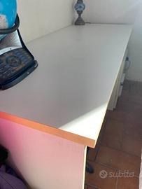 scrivania bianca