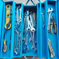 cassetta per attrezzi più chiavi