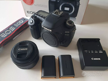 Canon 80D con obiettivo e accessori