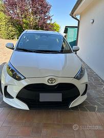 Toyota Yaris ibrid bianca 2024