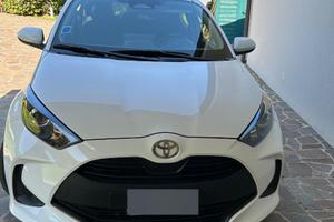 Toyota Yaris ibrid bianca 2024
