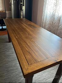Tavolo di legno massiccio