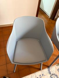 Sedia in plastica con cuscino