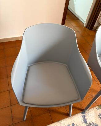 Sedia in plastica con cuscino