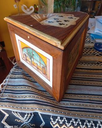 Cofanetto in legno per carte dalla forma insolita