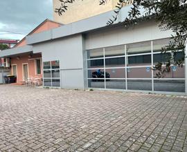 Locale commerciale con piazzale antistante