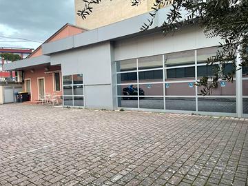 Locale commerciale con piazzale antistante
