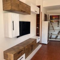 Soggiorno in legno bambù, divano pelle antica 