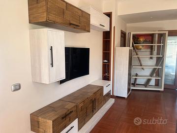 Soggiorno in legno bambù, divano pelle antica 