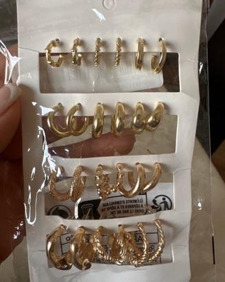 12 paia di orecchini color oro