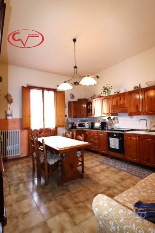 Appartamento di 120 m² con 5 locali a Montevarchi - Altro