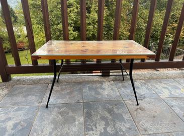 Tavolino in legno con vetro