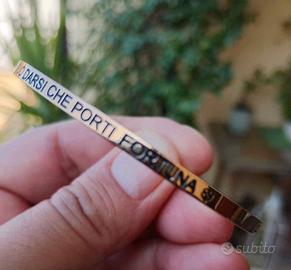 Bracciale rigido alla schiava con scritta 