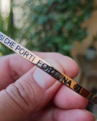 Bracciale rigido alla schiava con scritta 