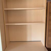 Scrivania con libreria