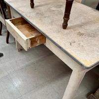 Tavolo in legno con piano formica
