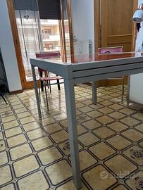 Tavolo rosso allungabile