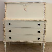 Scrittoio in stile shabby chich con cassetti e