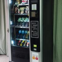 Distributore automatico acqua snack bevande 