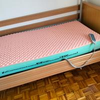 Letto da degenza a 3 snodi elettrici