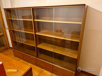 Libreria con ante scorrevoli in vetro e cassetti