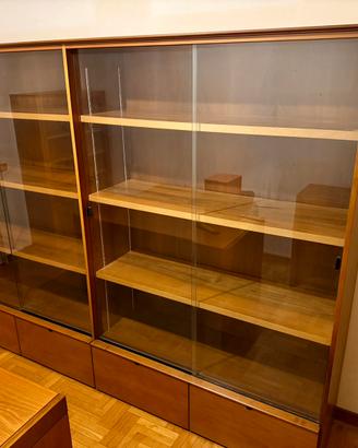 Libreria con ante scorrevoli in vetro e cassetti