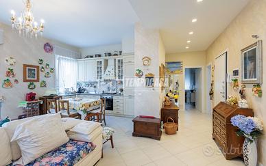 Villa bifamiliare con giardino e terreno edificabi