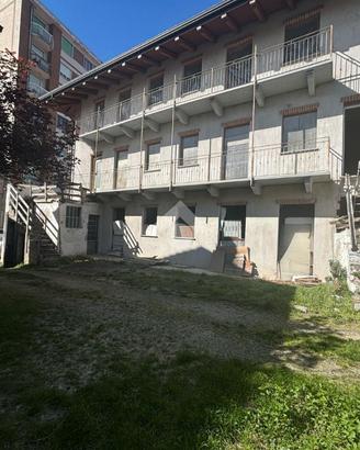 CASA SEMINDIPENDENTE A FAVRIA