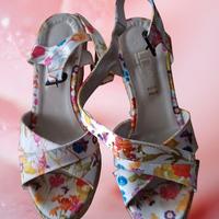 sandali a fiori con zeppa