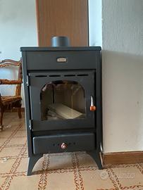 Stufa a legna Nuova,per non utilizzo.