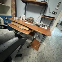 Scrivania da lavoto con porta pc e stampante